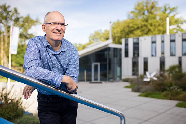 Erwin Vergeest in the photonics assembly facility of PHIX